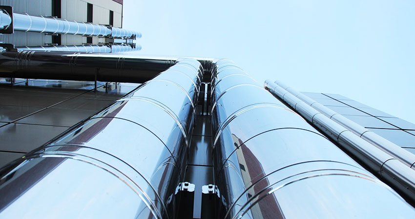 What methods are used to test pipes in the building industry?